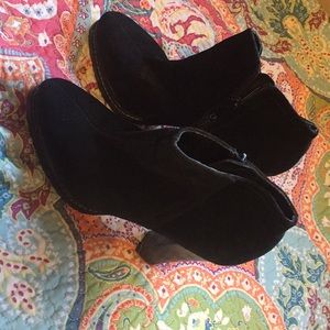 BCBG women’s boot/heel